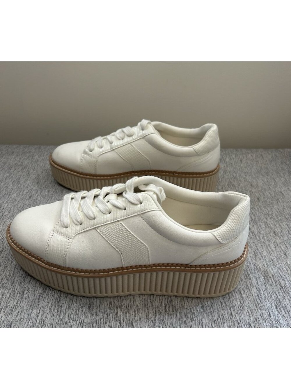 DV Dolce Vita Bubbles Shoes Sneakers Women's size 10 White Lace Up Platform